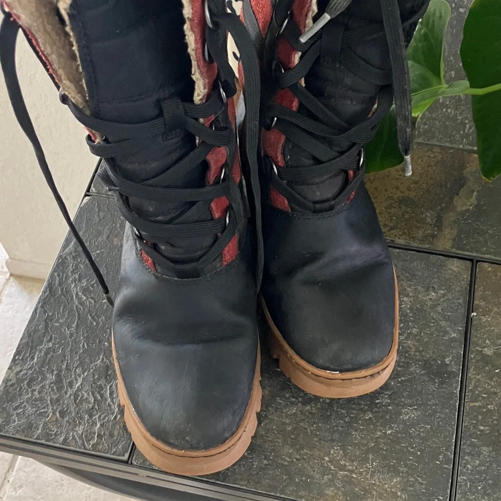 Keen Wapato Black & Red Talk Waterproof Winter Boots Size 7 good used condition
